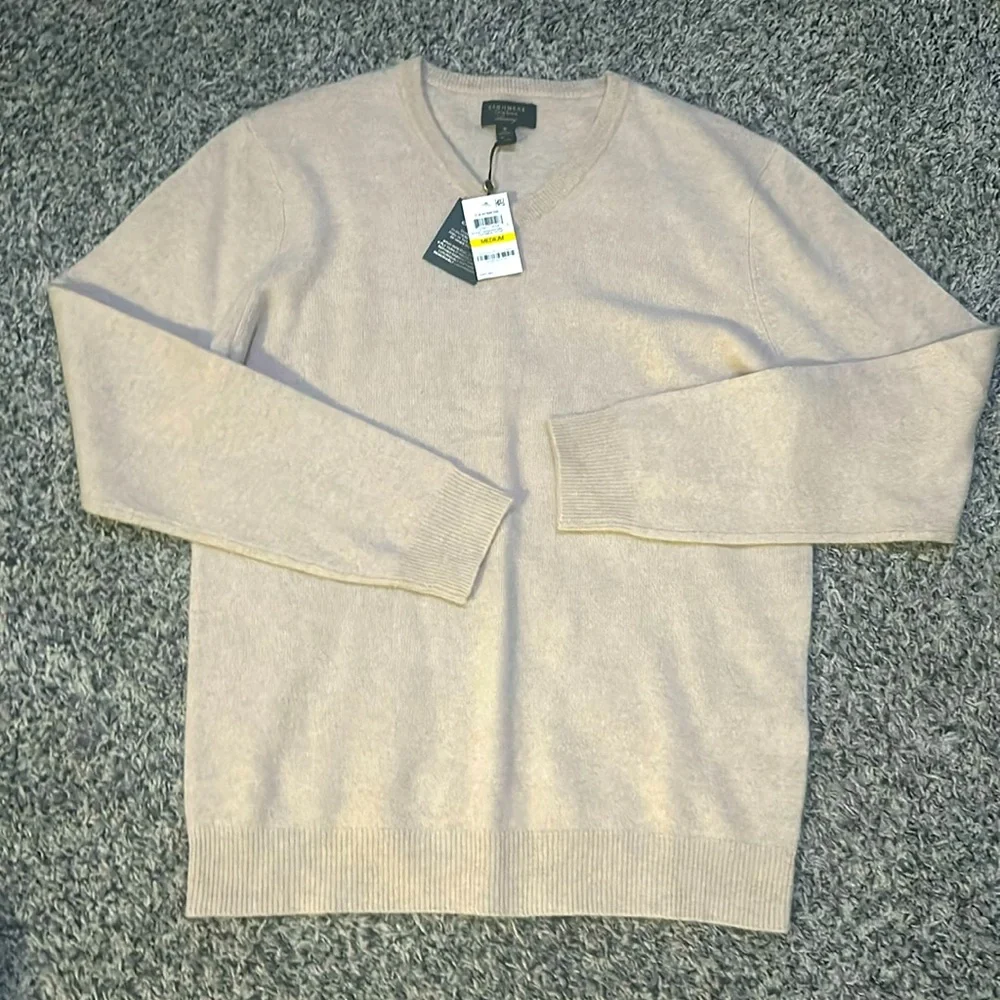 NWT. Woman’s Cashmere Club Room Luxury oatmeal Cashmere v-neck sweater. Size M.